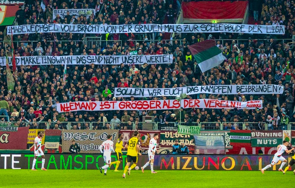 The Augsburg fans criticized the club management's approach with Sandro Wagner on banners.