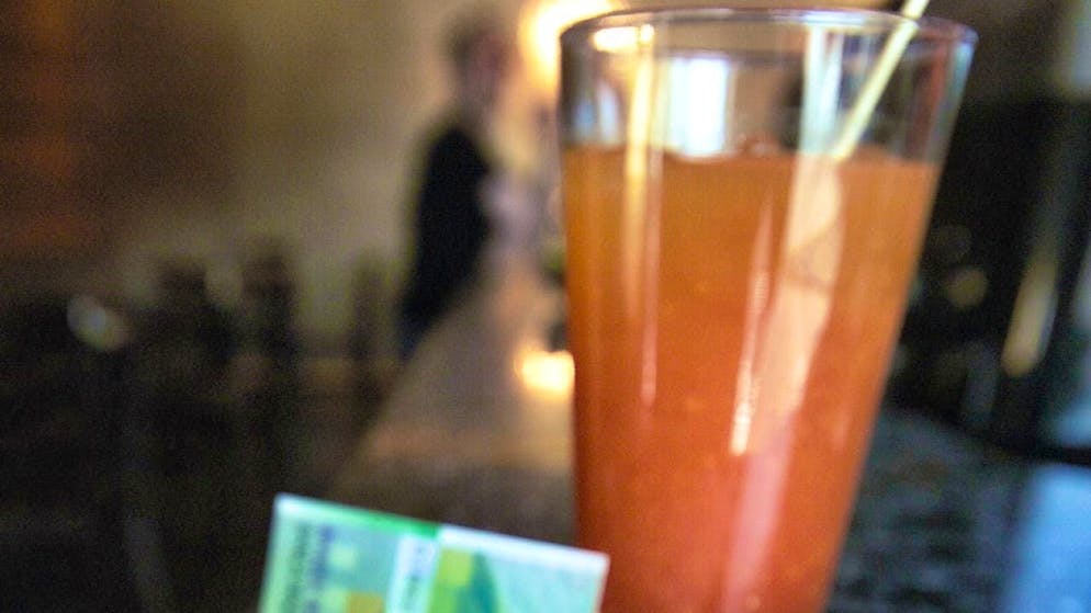 The Italian financial police have confiscated almost 1.3 billion euros worth of shares in the Campari spirits group. This follows allegations of large-scale tax evasion in business transactions abroad. (symbolic image)