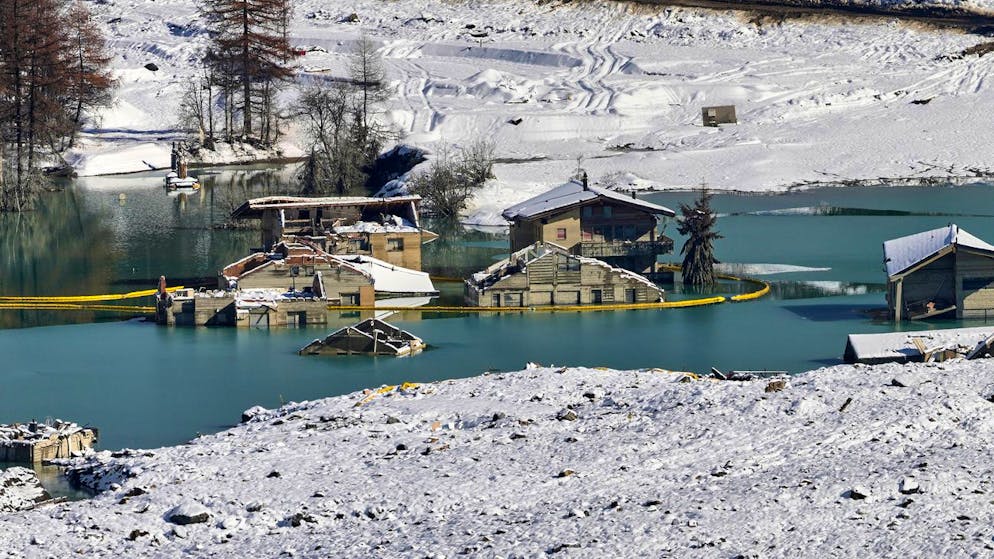 Winter hides a cone of rubble. You've never seen Blatten VS like this before