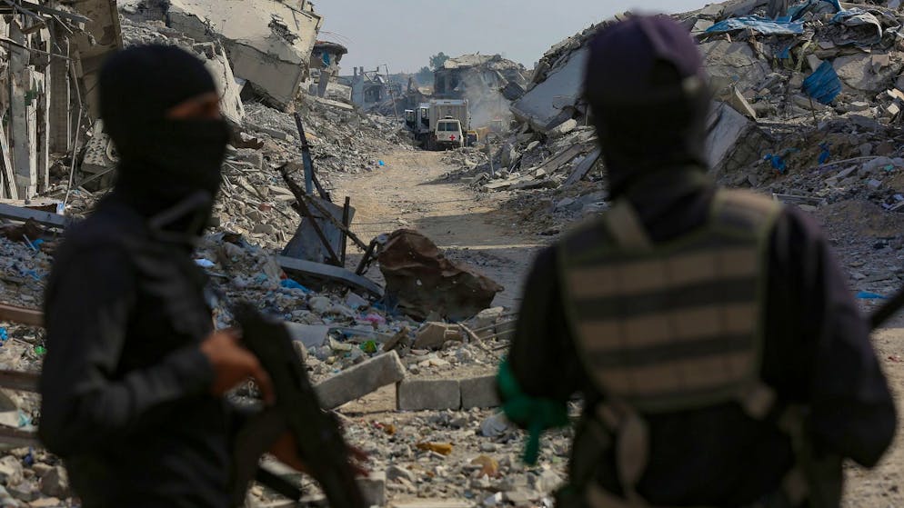 Medio Oriente. Hamas consegna tre corpi di ostaggi israeliani, ma la tregua a Gaza resta appesa a un filo