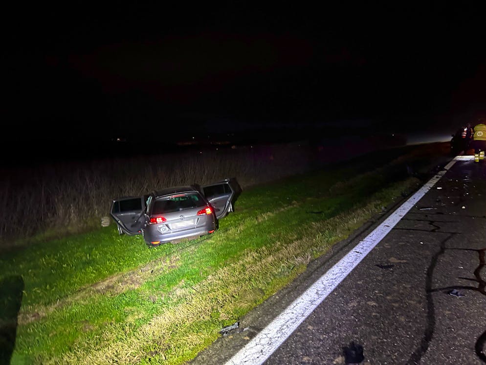 Merenschwand: Bei Überholmanöver frontal kollidiert. Der 33-jährige Lenker war von Auw in Richtung Muri unterwegs, als er ausserorts ein vorausfahrendes Auto überholen wollte.