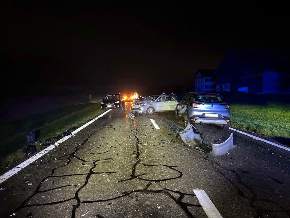 Merenschwand: Bei Überholmanöver frontal kollidiert. Bei einem schweren Verkehrsunfall in Merenschwand sind am Samstagabend vier Personen verletzt worden.