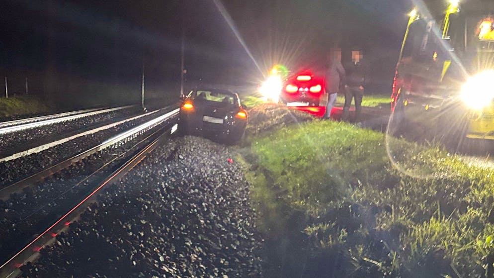 Zwei Promille im Blut. Frau (58) steigt betrunken in Peugeot und landet auf Bahngleis