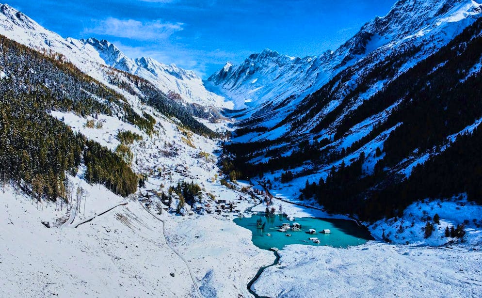 Dopo la frana di maggio, il villaggio devastato sembra quasi tranquillo sotto la neve e il ghiaccio.
