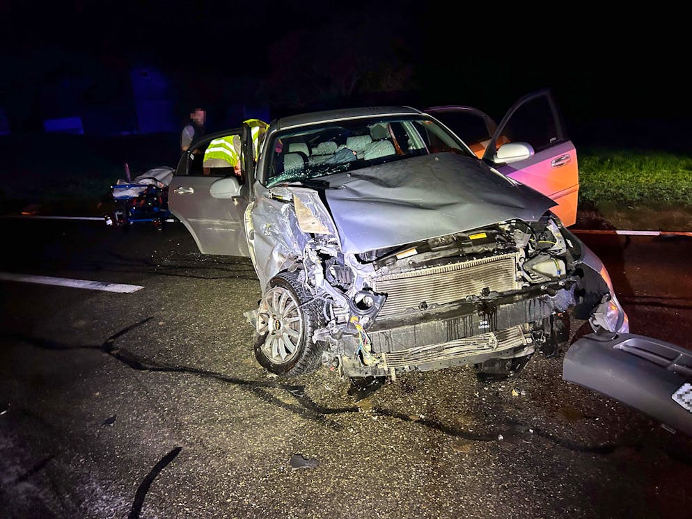 Merenschwand: Bei Überholmanöver frontal kollidiert. Der Aufprall war heftig: Der VW des Unfallverursachers wurde ins Wiesland geschleudert, der Daewoo blieb stark beschädigt auf der Fahrbahn stehen.