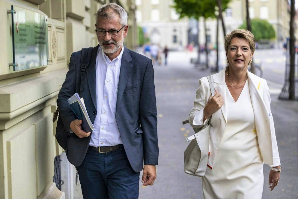 President Karin Keller-Sutter (right) and her press spokesman Pascal Hollenstein.