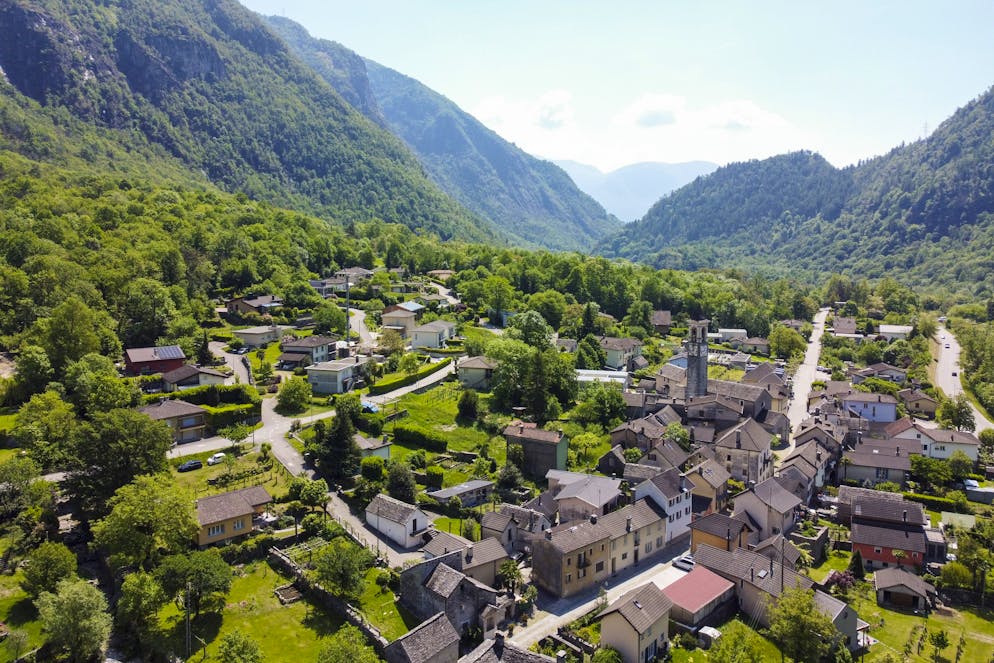 L'incidente è avvenuto in via Vallemaggia. 