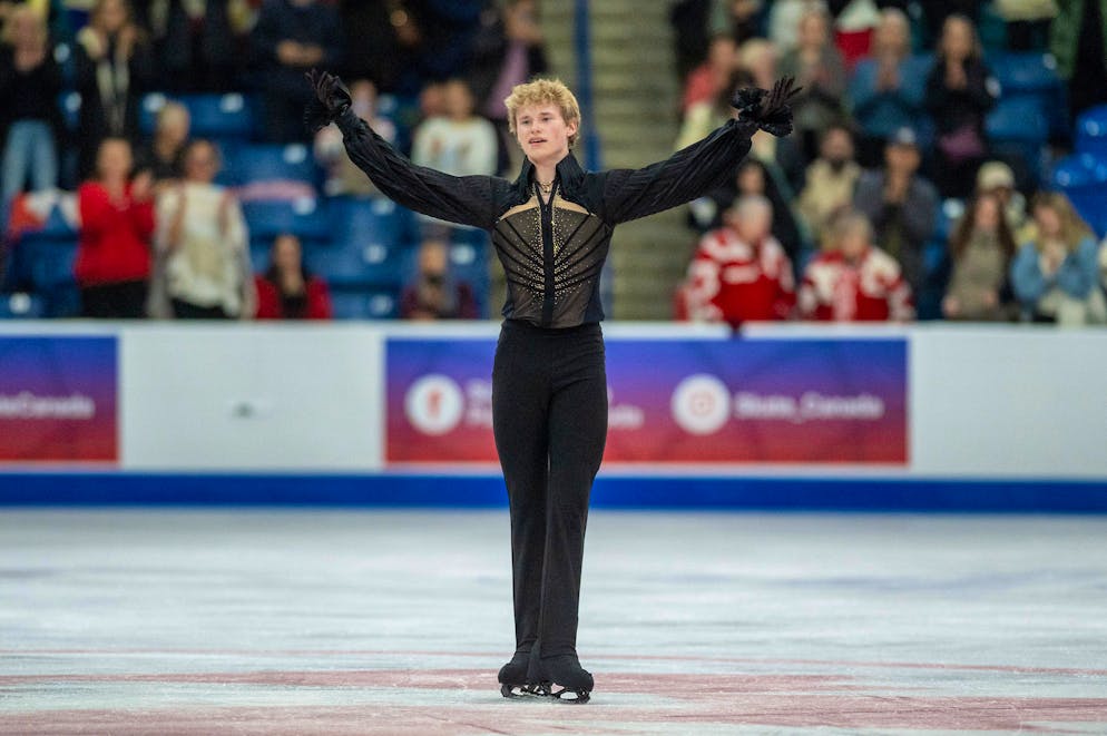 Le double champion du monde Ilia Malinin triomphe à Saskatoon.