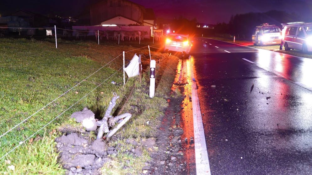 Betrunken und abgelenkt. 21-jähriger fährt bei Selbstunfall mehrere Zaunpfosten um
