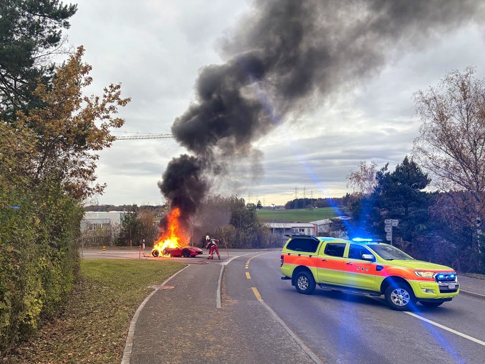 Ein Ferrari ist in Lindau ZH ausgebrannt.