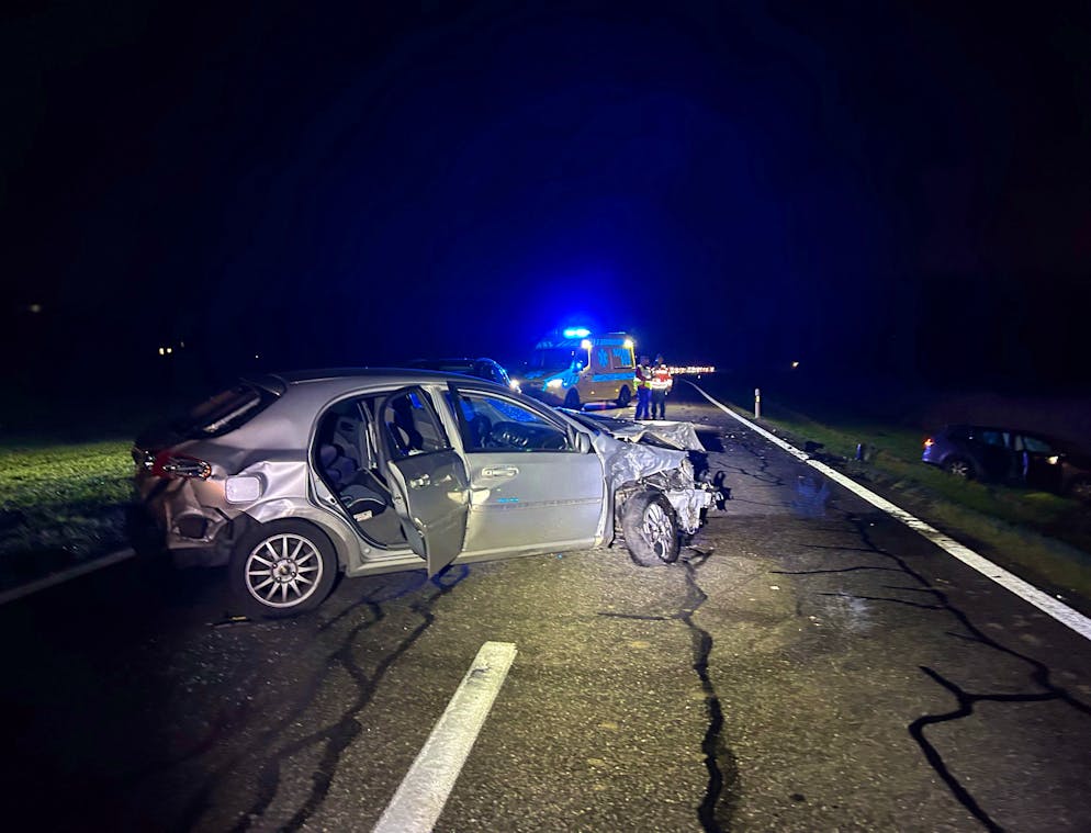 Merenschwand: Bei Überholmanöver frontal kollidiert. Wie die Kantonspolizei Aargau mitteilt, kam es auf der Muristrasse zu einer Frontalkollision, nachdem ein Autofahrer beim Überholen den Gegenverkehr übersehen hatte.