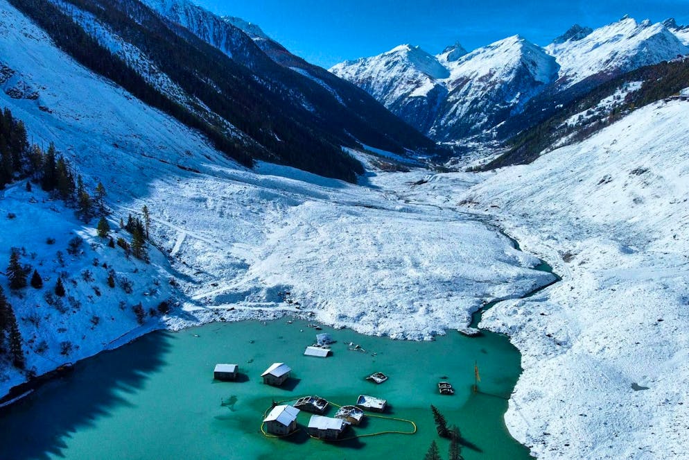 I detriti sono stati coperti dalla neve, la distruzione rimane nascosta.