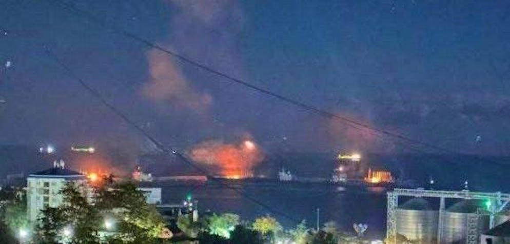 Ukrainische Drohnen haben einen Öltanker in Brand gesetzt.