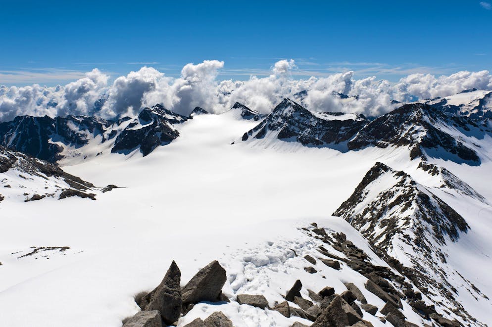 Vue sur les sommets enneigés des hautes Alpes depuis la Cima Vertana, en Italie (archives). 