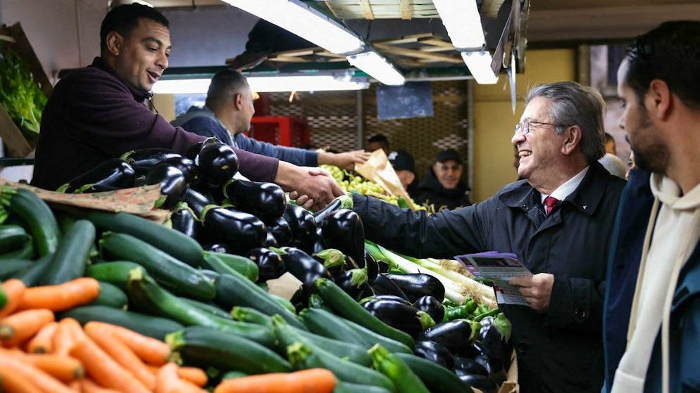 Politique française. Dans les quartiers, Mélenchon savoure sa popularité et tacle le PS