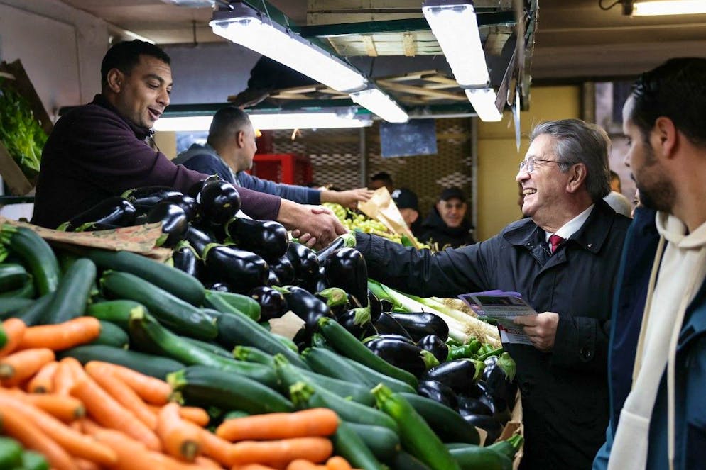 Photos, encouragements, youyous, serrages de mains... le leader de LFI a de quoi être rassuré sur sa popularité dans les banlieues populaires.