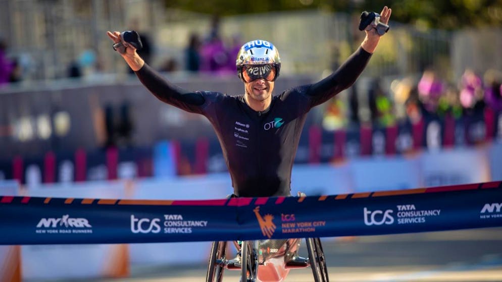 Marcel Hug freut sich über seinen siebenten Sieg am New York City Marathon.