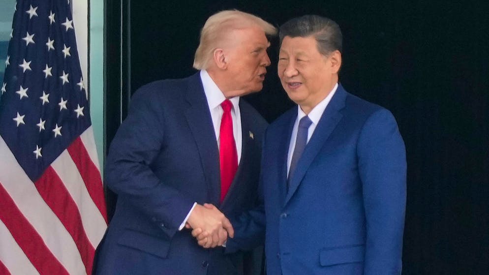 US-Präsident Donald Trump (l.) mit Chinas Staatschef Xi Jinping am Rande des Gipfels der Asiatisch-Pazifischen Wirtschaftsgemeinschaft in Südkorea. (30. Oktober 2025) 
