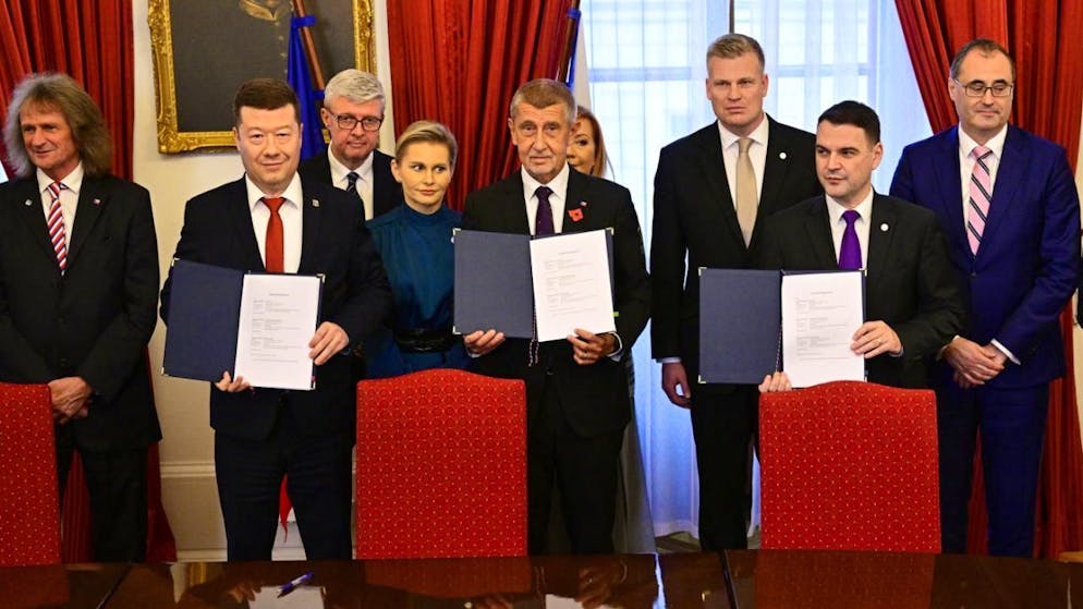 Andrej Babis (M), tschechischer Milliard‰r und Gr ̧nder der Partei ANO, stellt mit den Vorsitzenden der ultrarechten Freiheit und direkte Demokratie (SPD) und der Autofahrerpartei Motoristen einen Koalitionsvertrag nach der Unterzeichnung in der tschechischen Hauptstadt vor. Foto: ∑im·nek VÌt/CTK/dpa