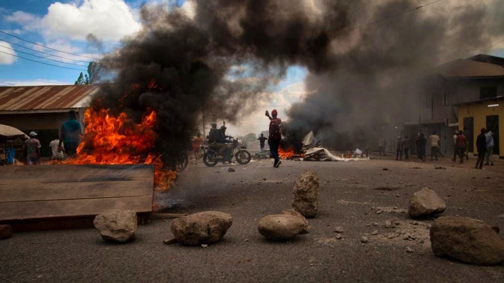 ARCHIVE - People protest in the streets on election day. There was unrest in Tanzania during the presidential and parliamentary elections. Photo: Uncredited/AP/dpa/Archive image