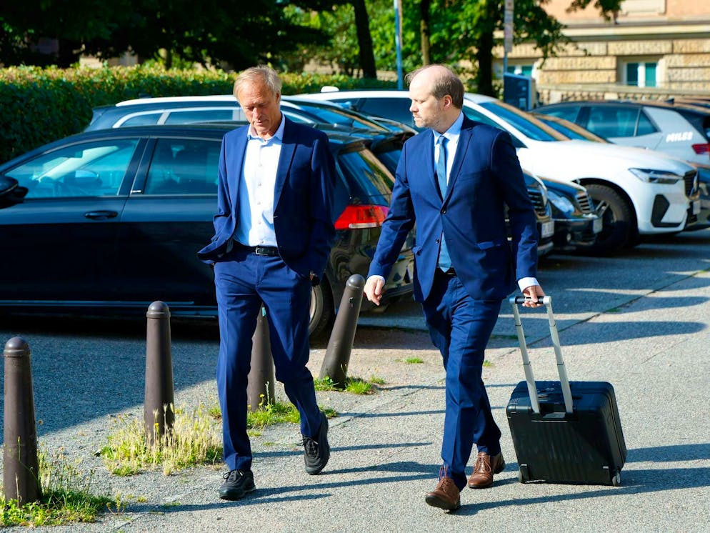 Celebrity trial over abduction of the Block children - Gallery. TV presenter Delling and lawyer Rieks walk to the regional court. 
