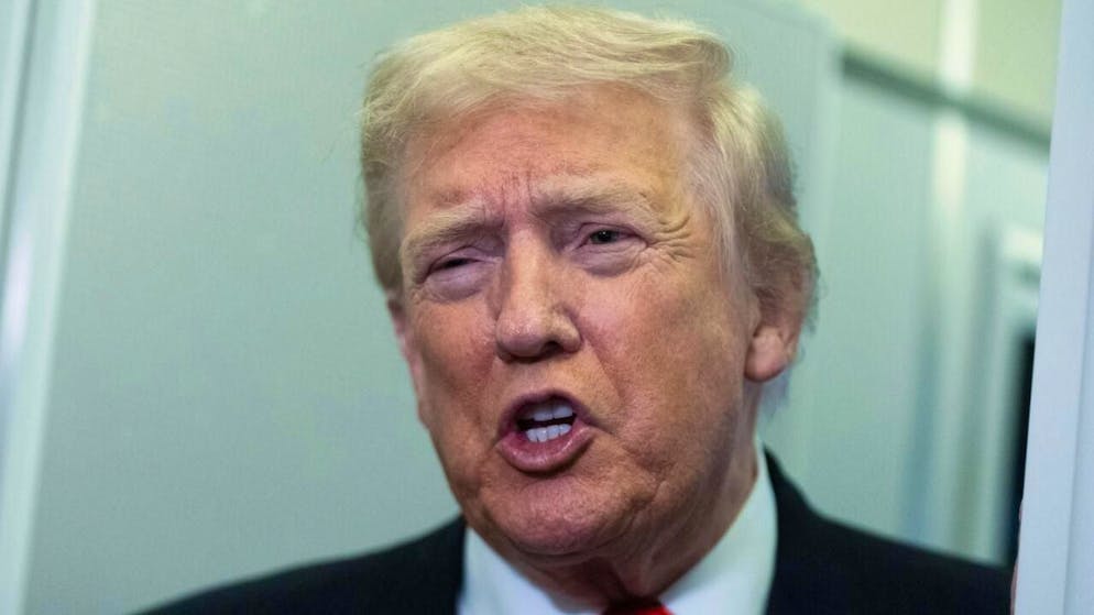 US-Präsident Donald Trump spricht zu Reportern an Bord der Air Force One. Foto: Manuel Balce Ceneta/AP/dpa