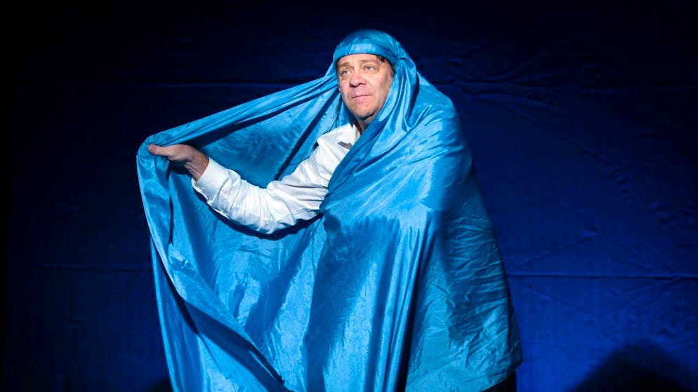 Schauspieler Roeland Wiesnekker als Jungfrau Maria: Das Dreipersonenstück "Der Messias" im Zürcher Theater zum Weissen Wind ist eine gnadenlos überzeichnete Weihnachtskomödie.