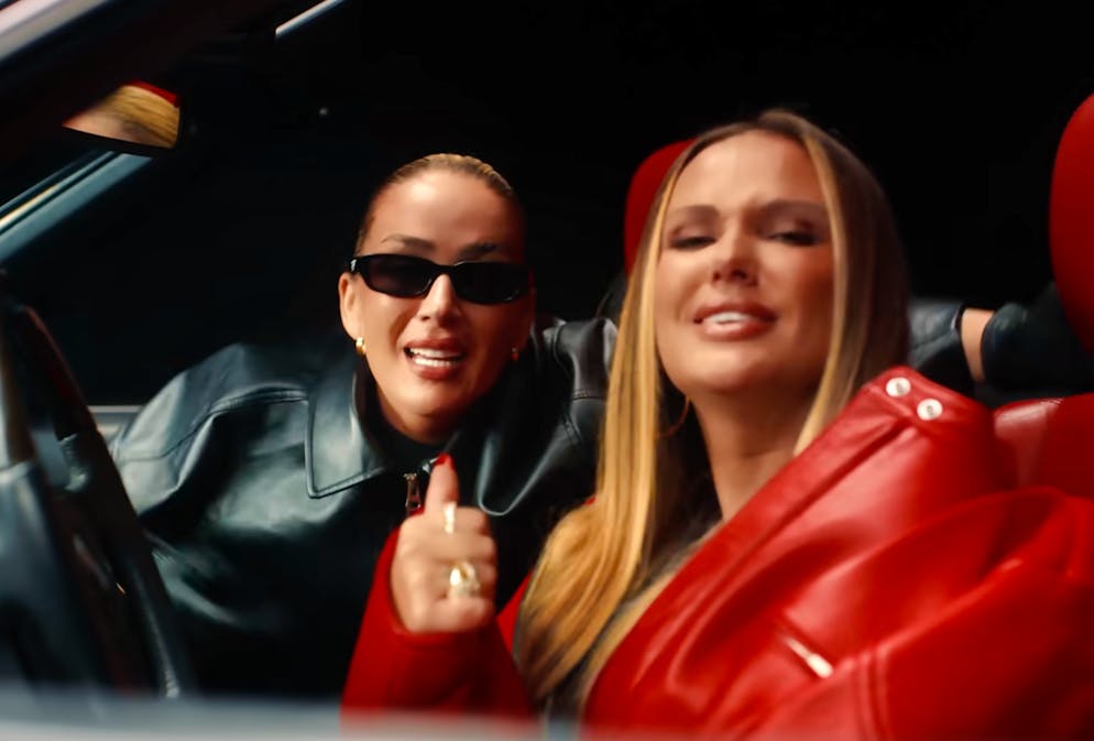 Die Rapperinnen Loredana und Schwesta Ewa in ihrem neuen Song.