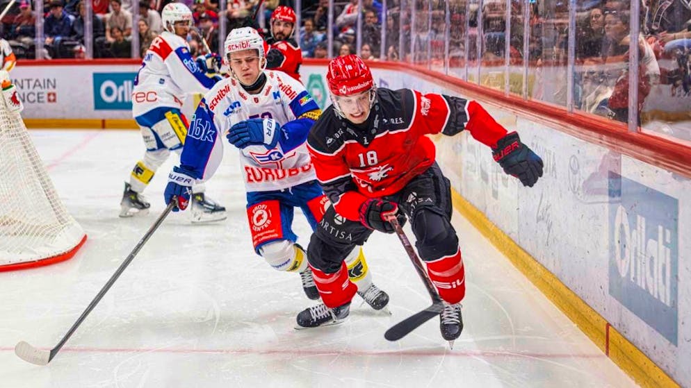 Starting next season, Raphael Prassl (front) will no longer play against but for EHC Kloten
