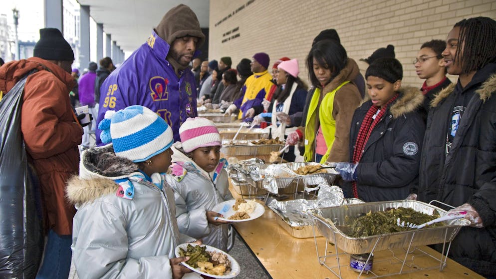 Freiwillige in einer Freiluft-Suppenküche in Washington verteilen Essen an Bedürftige. (Archivbild)