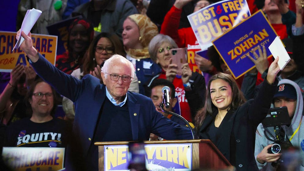 Der unabhängige Senator Bernie Sanders und die demokratsiche Abgeordnete Alexandria Ocasio-Cortez haben Mamdanis Wahlkampf unterstützt.