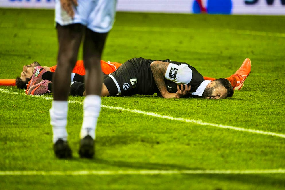 Renato Steffen a terra, dolorante.