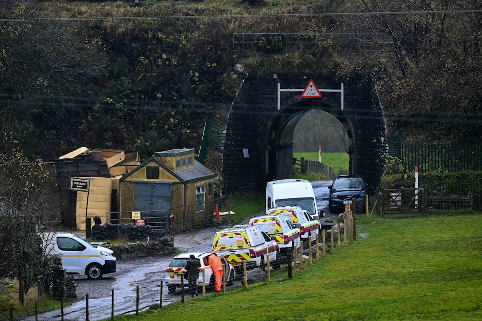 Des véhicules des ingénieurs ferroviaires de Network Rail sont photographiés près du lieu où un train Avanti West Coast, reliant Glasgow à la gare de Londres Euston, a déraillé près de Shap, dans le nord-ouest de l'Angleterre, le 3 novembre 2025. 