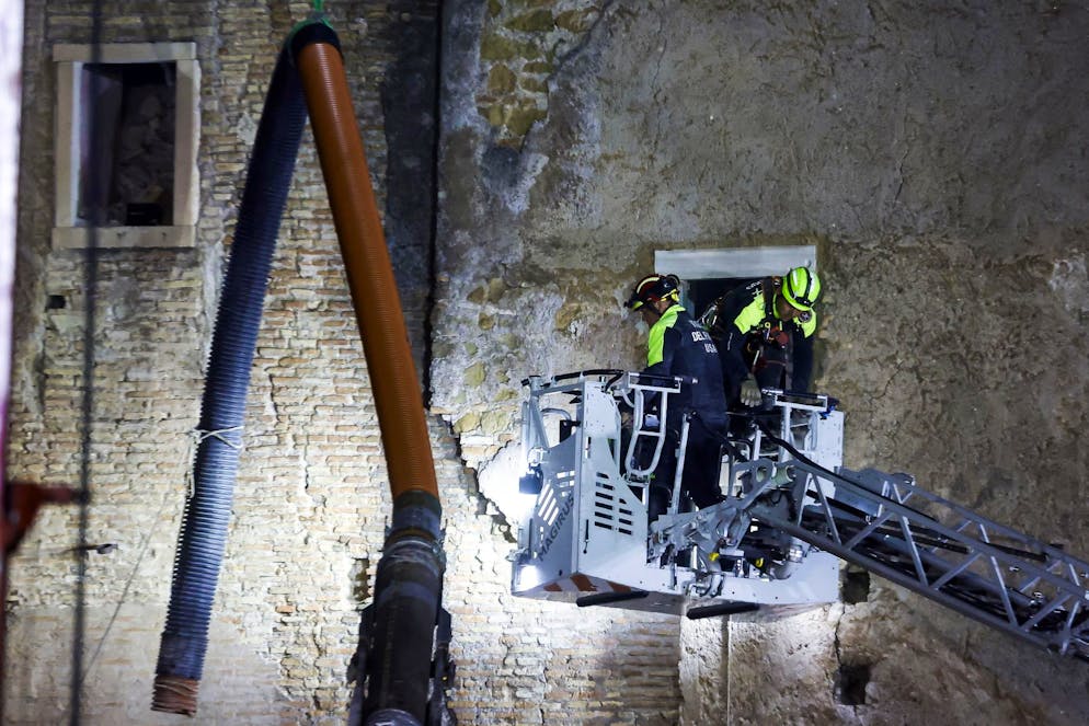 Des pompiers interviennent sur le site après l'effondrement d'une partie de la Torre dei Conti près du Forum impérial à Rome, en Italie, le 3 novembre 2025.