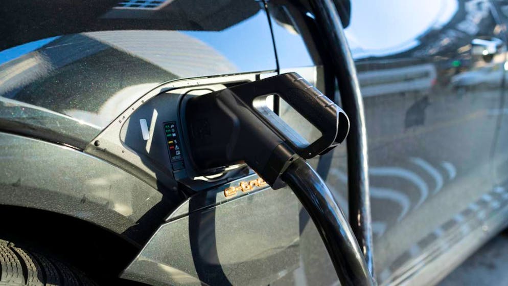 Serviranno anche nuove stazioni di ricarica per raggiungere l'obiettivo di zero emissioni nette di CO2. (immagine d'illustrazione)