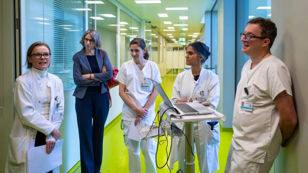 La direttrice dell'Ufficio federale della sanità pubblica (UFSP), Anne Lévy, ha visitato oggi l'Ospedale universitario di Basilea (USB), considerato un pioniere nella lotta contro la resistenza agli antibiotici
