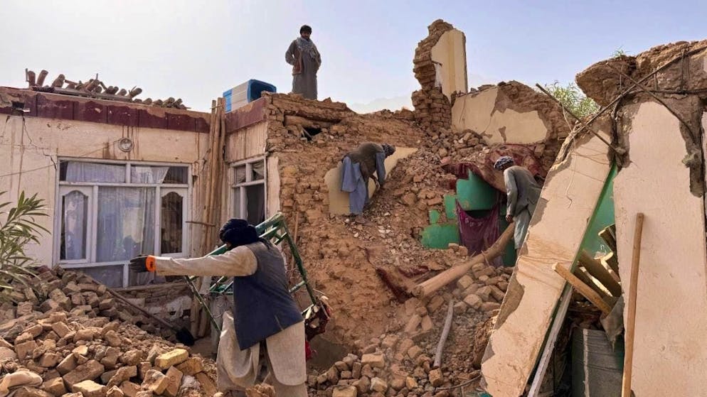 Locals search in the rubble of a destroyed house after a 6.3 magnitude earthquake in a rural area of Khulm district in northern Afghanistan. Photo: Sirat Noori/AP/dpa