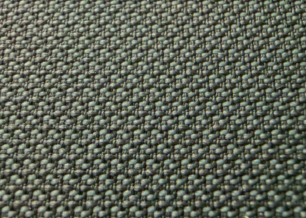 Bei dem feinen Material lassen sich auch Flecken und Wasser ganz einfach abstreifen.