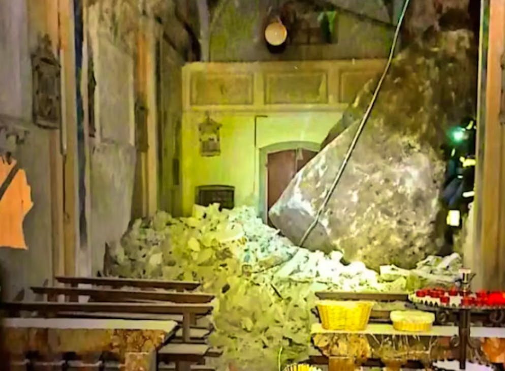 Der Felsbrocken stürzte mitten in die Kirche. 