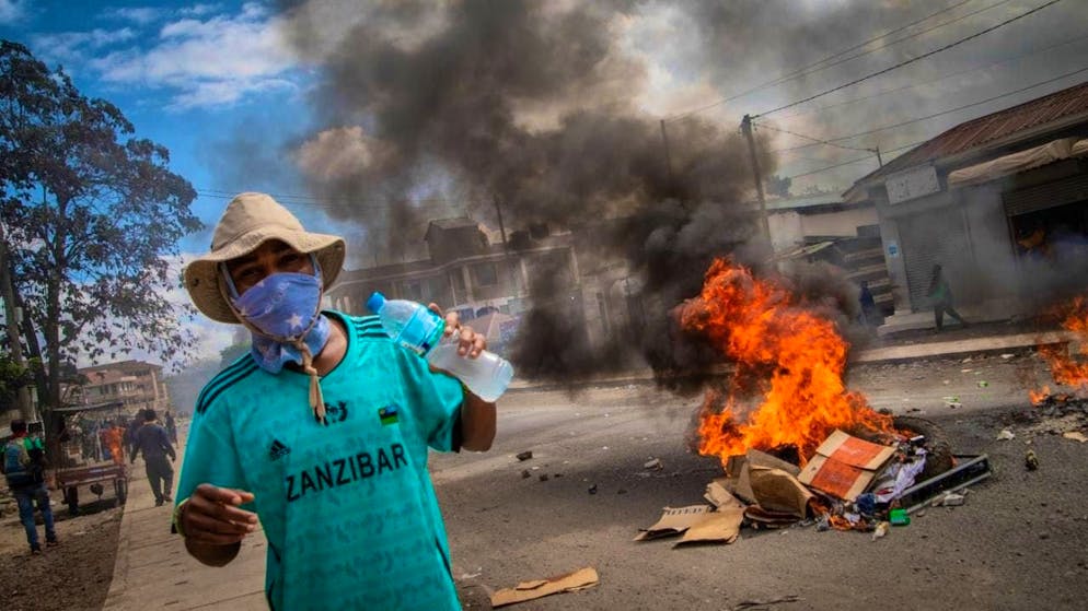 ARCHIVE - People protest in the streets on election day. There was unrest in Tanzania during the presidential and parliamentary elections. Photo: Uncredited/AP/dpa