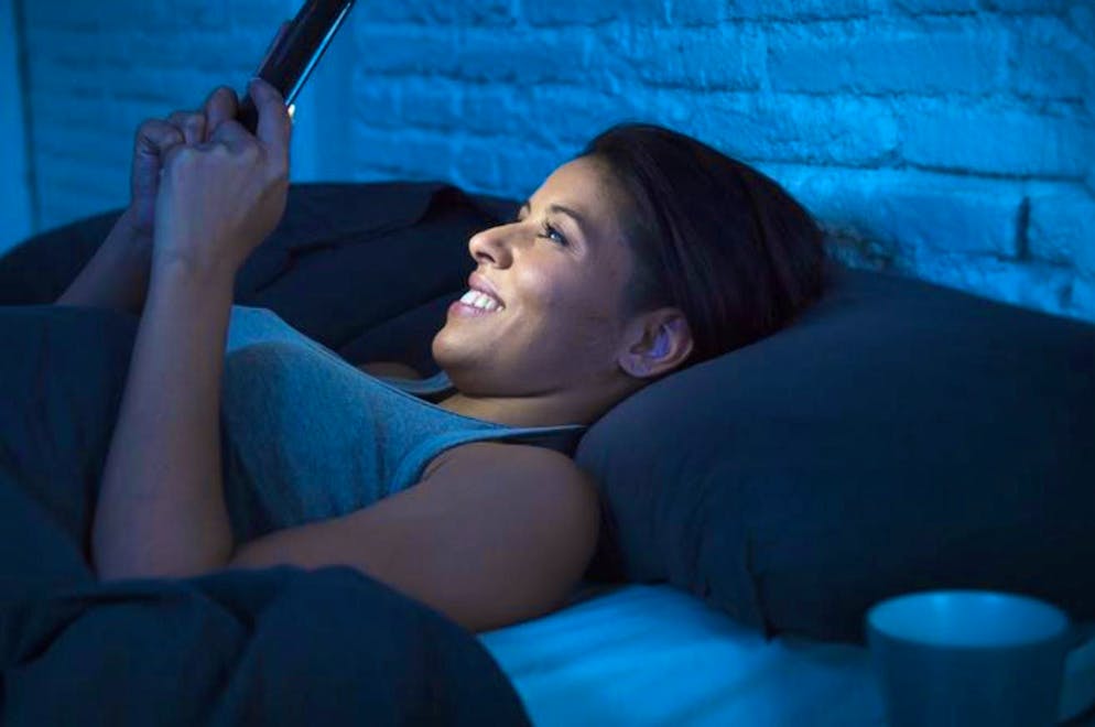 Circadian rhythm: How our inner clock ticks. To shut down better, you should avoid a few things in the evening: Caffeine, sugar and heavy food disrupt your sleep just as much as the blue light from screens - whether TV, cell phone or alarm clock. One hour before going to sleep at the latest: everything off!