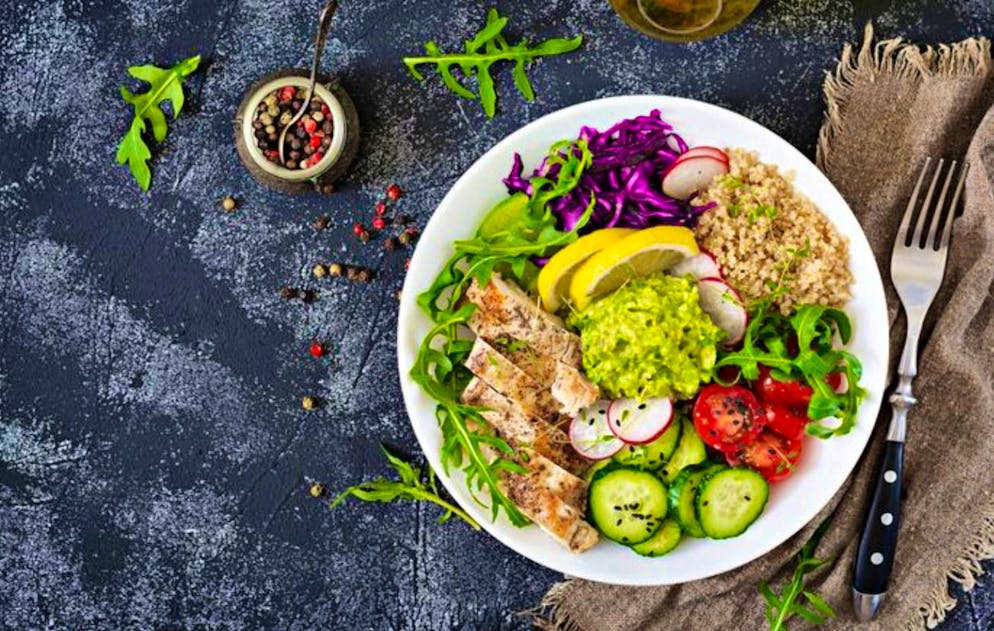 Circadian rhythm: How our inner clock ticks. No matter how stressful your working day is: You should give your body a break after 12 noon. Now is the ideal time for your first real lunch. Vegetables, protein and carbohydrates are particularly suitable - your body can process them optimally at this time.