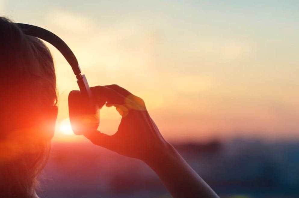 Zirkadianer Rhythmus: So tickt unsere innere Uhr. Die Sonne gibt den Takt vor: Sie steuert unseren Tag-Nacht-Rhythmus – und damit auch die innere Uhr. Schon gegen 21 Uhr beginnt dein Körper, das Schlafhormon Melatonin auszuschütten. Zeit also, langsam herunterzufahren.