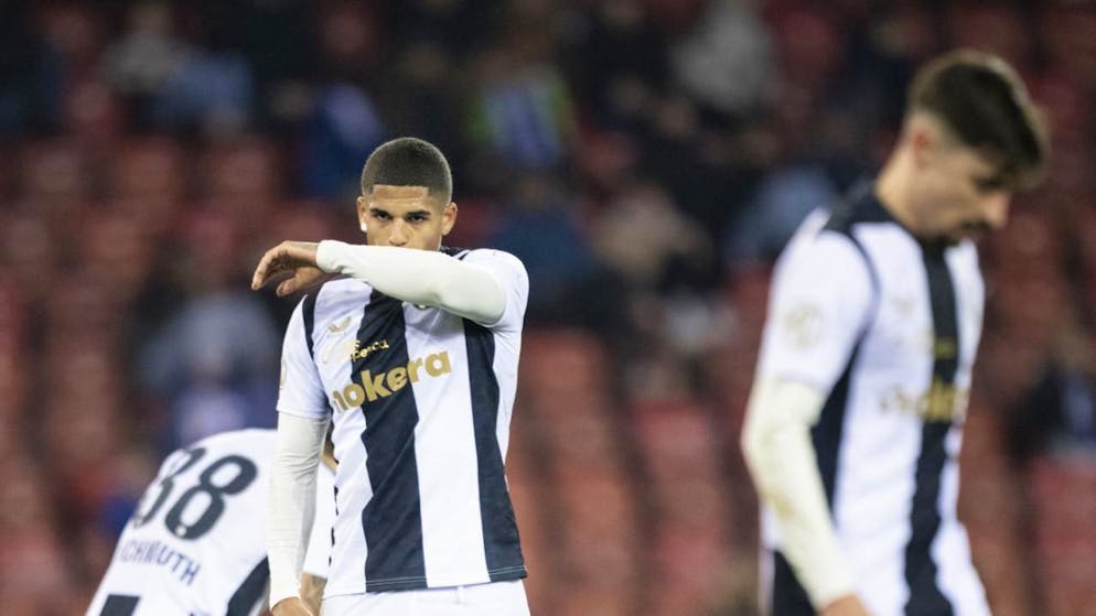 Der frühere FCZ-Spieler Daniel Denoon (Mitte) muss sich Mitte November vor Gericht verantworten. Er soll den Online-Händler Galaxus um über 70'000 Franken betrogen haben. (Archivbild)