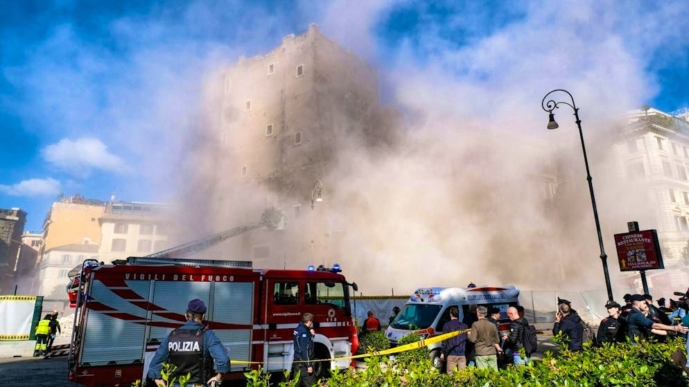 Trapped construction worker dies after tower collapse in Rome - Gallery. The historic building in the city center was being renovated at the time of the accident.