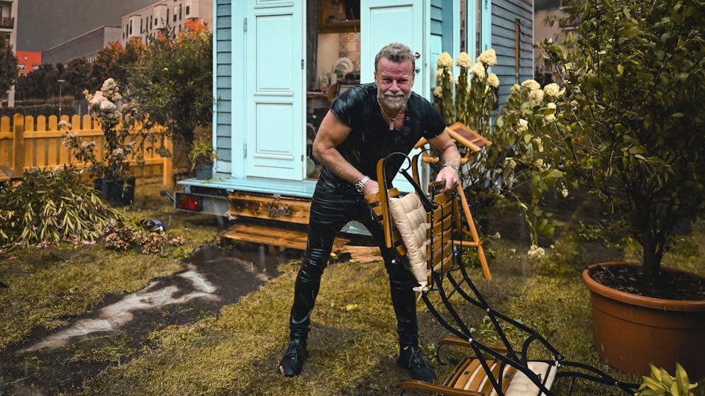 Jenke von Wilmsdorff zog im Herbst 2022 in ein Tiny House in einer Klimahalle in Belgien und wurde unter anderem einer heftigen Insektenplage ausgesetzt.