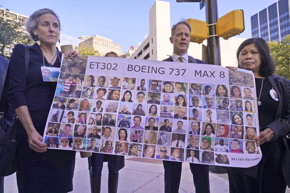 L'avocat Paul Cassell, au centre, s'exprime tandis que Nadia Milleron, mère de Samya Stumo, à gauche, et Clariss Moore, mère de Danielle Moore, tiennent des photos de leurs enfants et d'autres victimes du crash de l'avion 737 Max d'Ethiopian Airlines en 2019, avant de se rendre au tribunal fédéral pour l'audience de mise en accusation de Boeing à Fort Worth, au Texas, le jeudi 26 janvier 2023. (AP Photo/LM Otero)