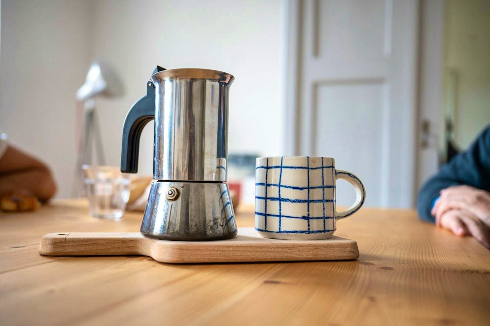 Circadian rhythm: How our inner clock ticks. Coffee fans need to be strong now: Unfortunately, brown gold is not an ideal drink to start the day. Only around three hours after getting up will your cortisol levels have dropped enough to make that first coffee really make sense.