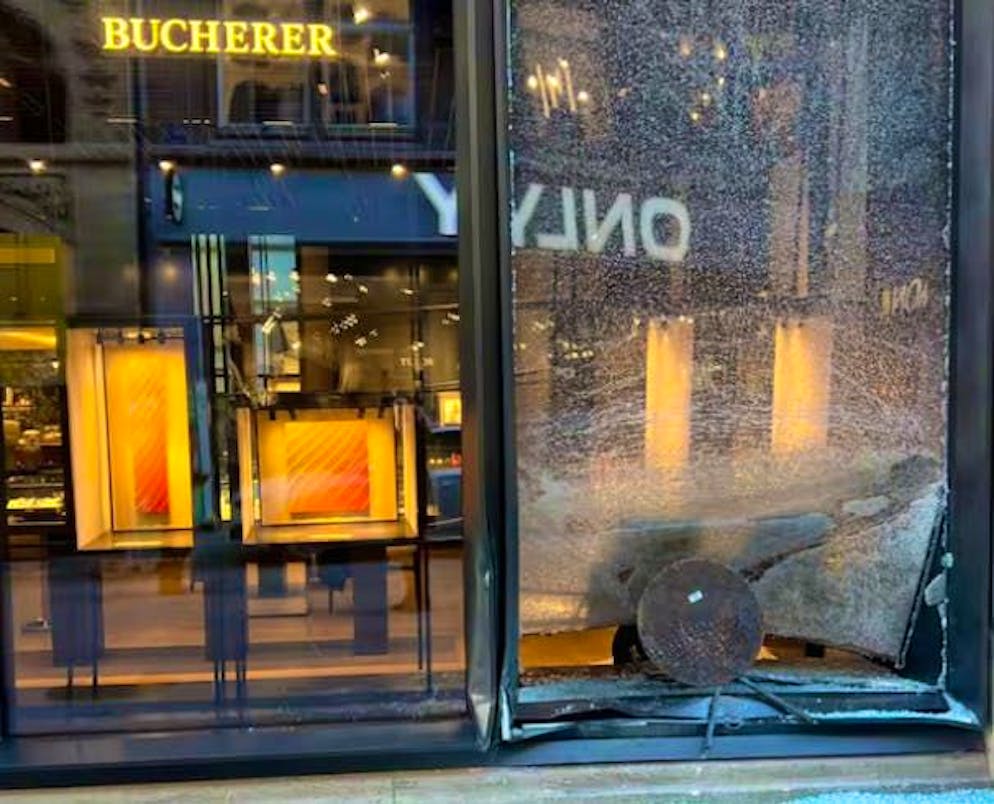 Les auteurs ont réussi à prendre la fuite. 