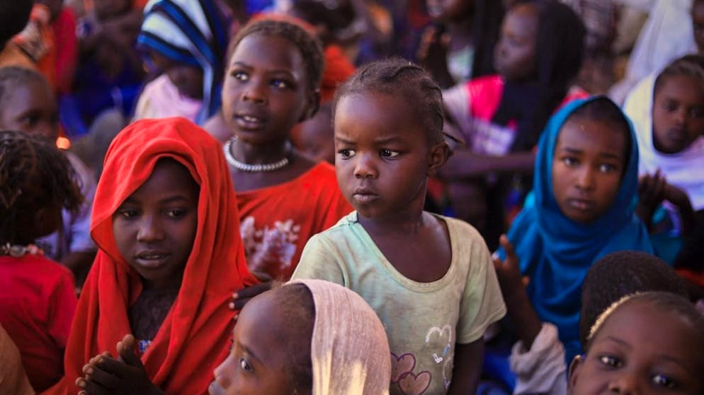 dpatopbilder - HANDOUT - Dieses vom Norwegischen Flüchtlingsrat (NRC) veröffentlichte Foto zeigt vertriebene Kinder aus Al-Faschir in einem Lager in der Region Darfur, in dem sie Zuflucht vor den Kämpfen zwischen den Regierungstruppen und der RSF gesucht haben. Foto: Marwan Mohammed/NRC via AP/dpa/Archiv - ACHTUNG: Nur zur redaktionellen Verwendung und nur mit vollständiger Nennung des vorstehenden Credits